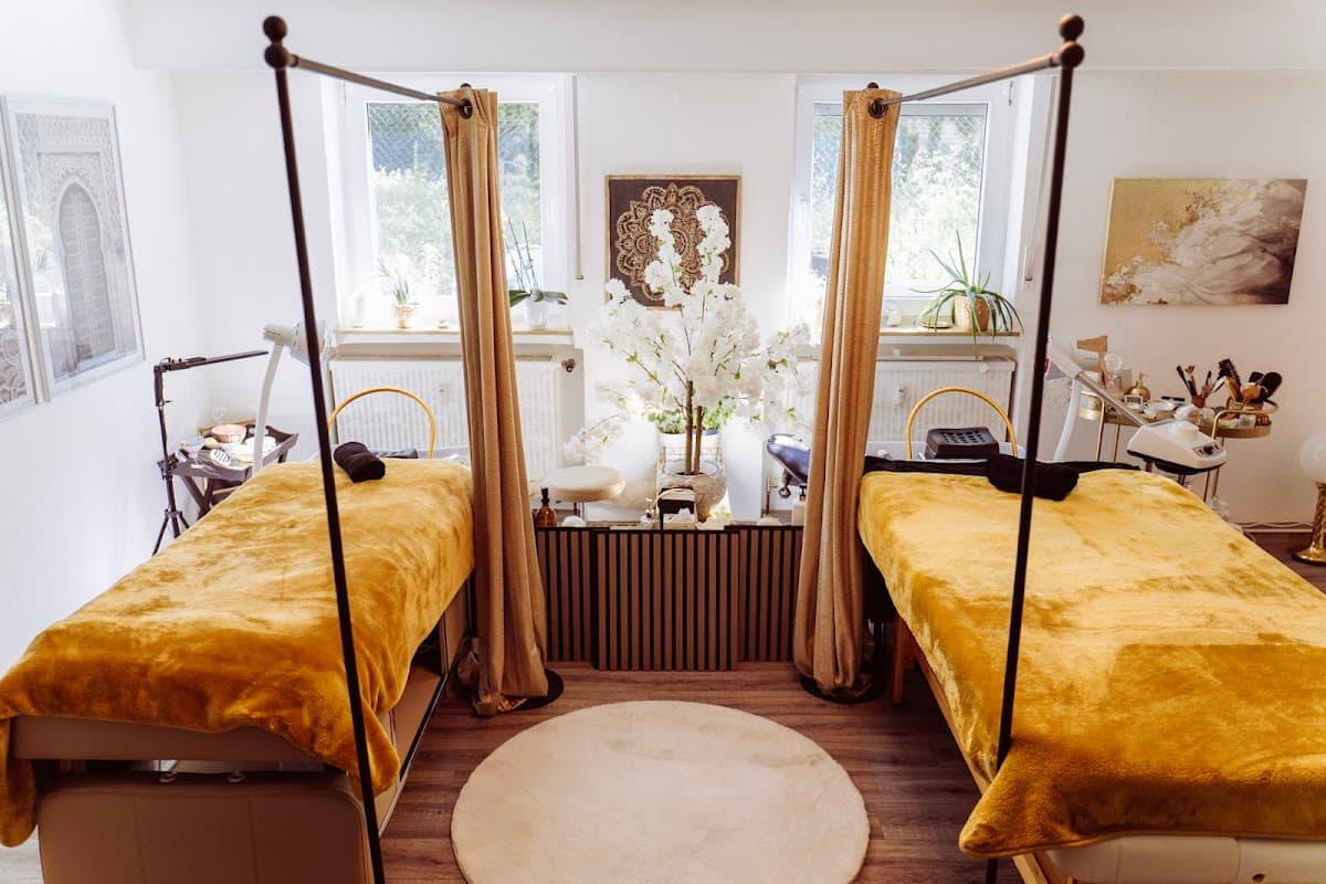 Mine Ayurveda Massage / Ayumi Head Spa