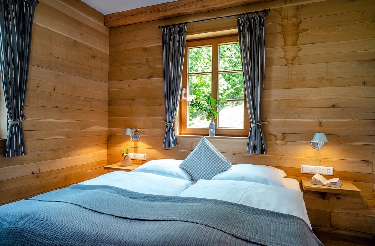 Bergdorf LiebesGrün - Handweiserhütte oHG - Bild 2